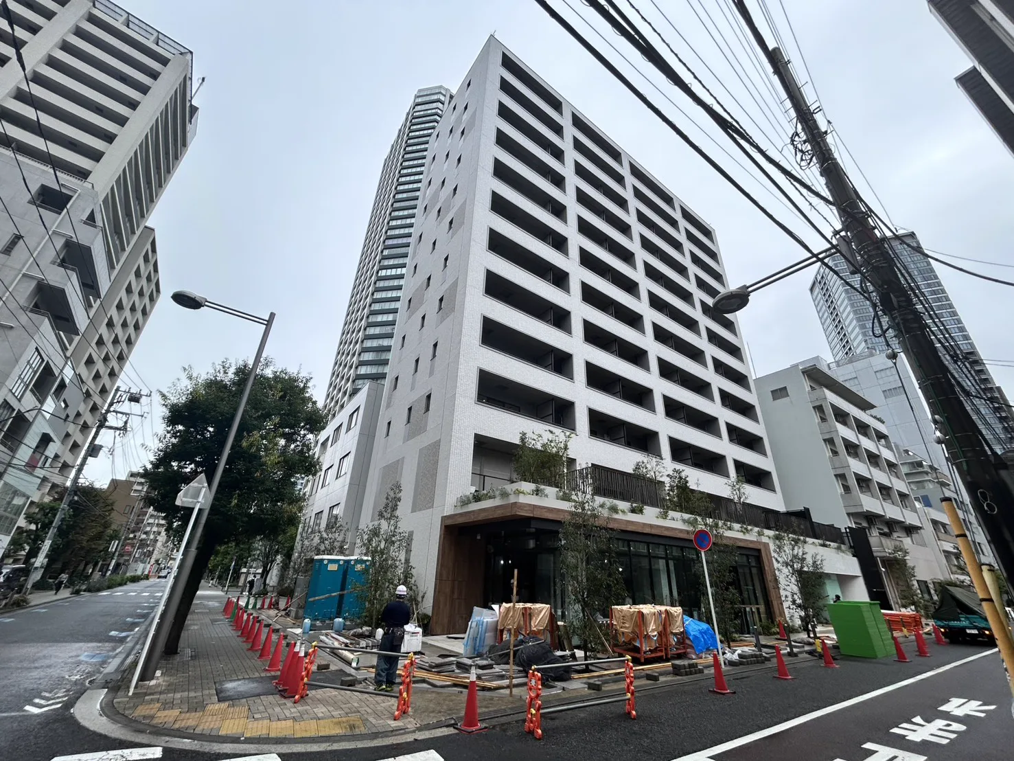 2026年9月7日に交差点側から撮影したザ・パークハビオ白金高輪の建物全景