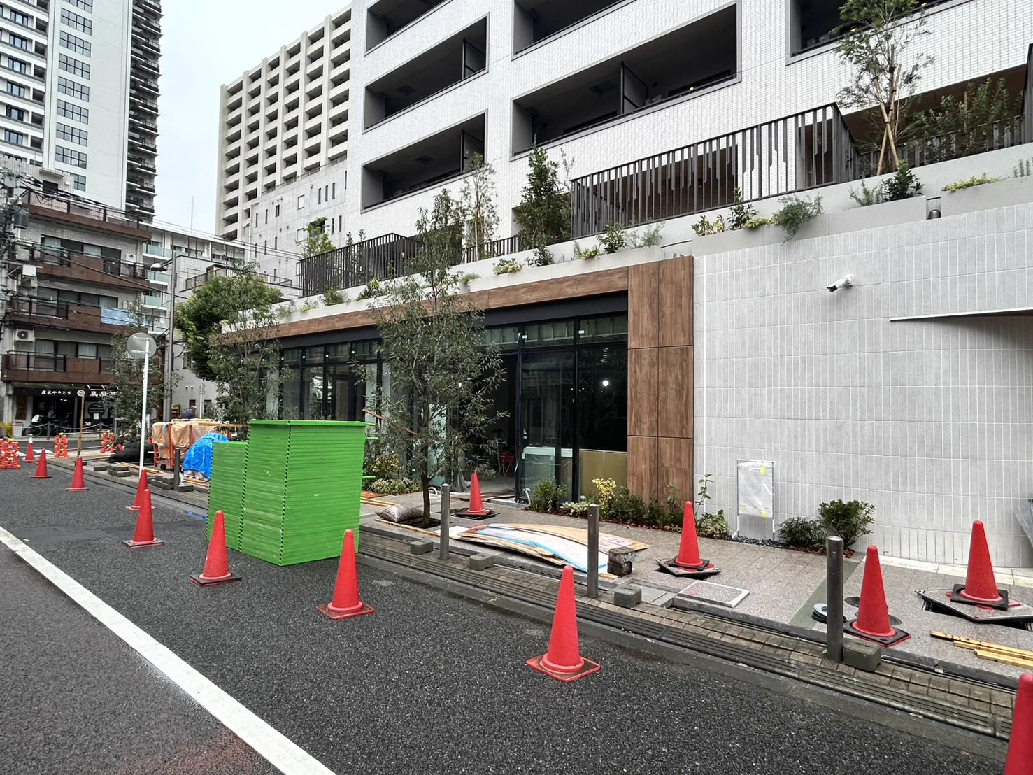 2026年9月7日に撮影したザ・パークハビオ白金高輪の低層部と植栽