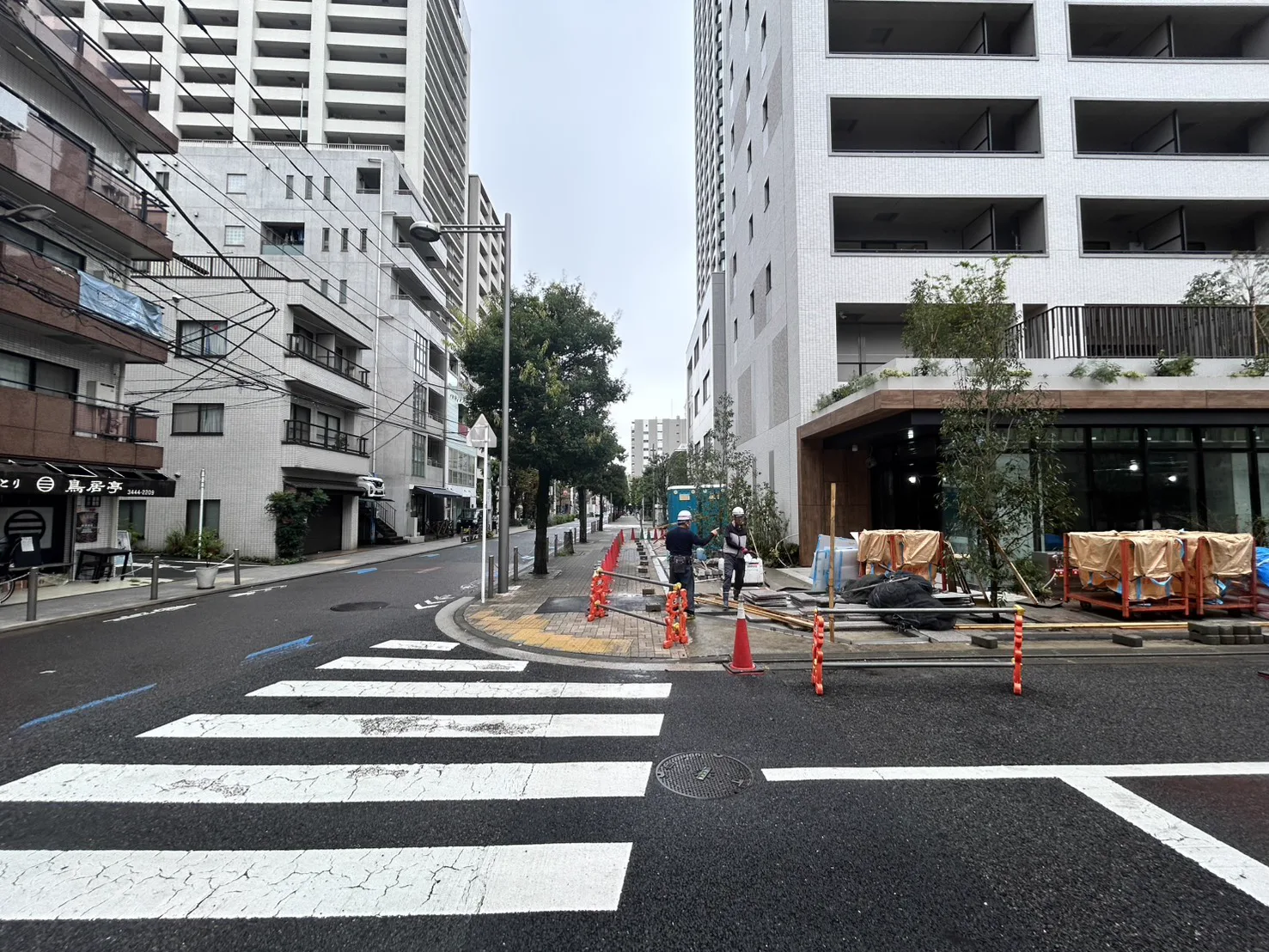 2026年9月7日に撮影したザ・パークハビオ白金高輪前の道路と外構工事