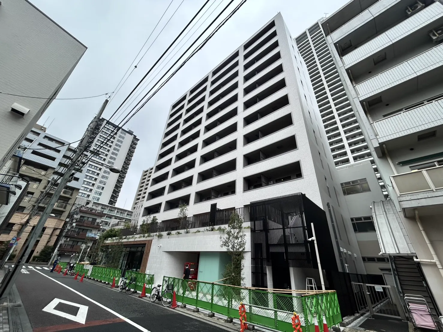 2026年9月8日に道路側から撮影したザ・パークハビオ白金高輪の建物全景