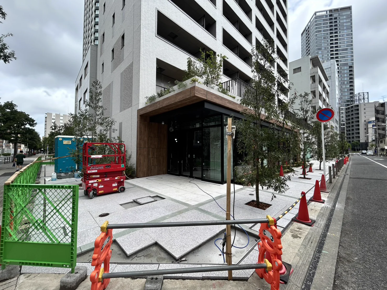 2026年9月9日に撮影したザ・パークハビオ白金高輪の低層部と歩道沿いの外構