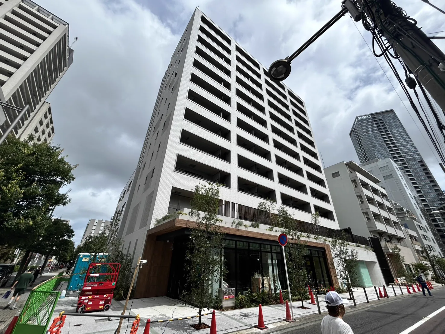 2026年9月10日に交差点側から撮影したザ・パークハビオ白金高輪の建物全景