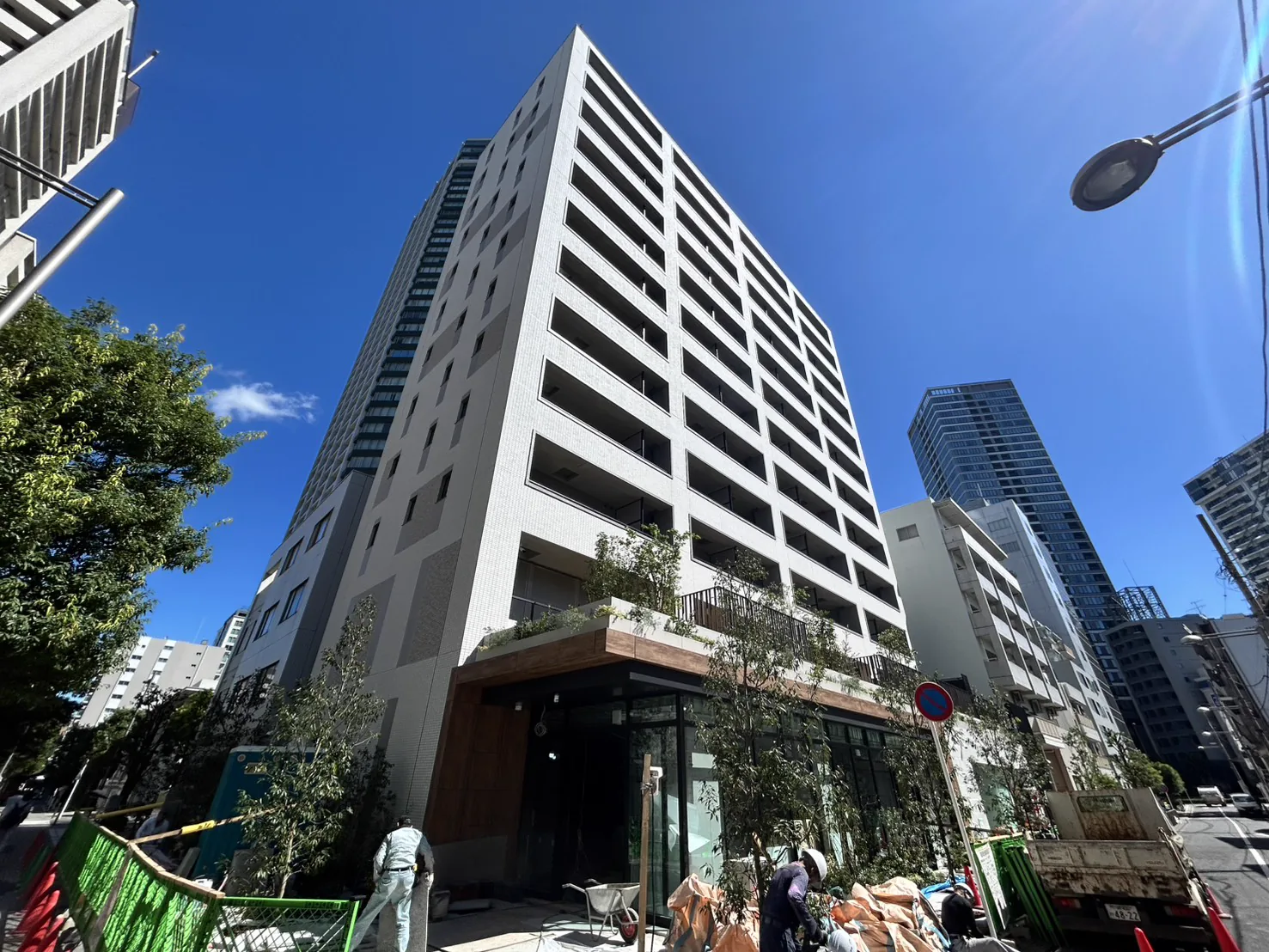 2026年9月14日に交差点側から見たザ・パークハビオ白金高輪の建物全景