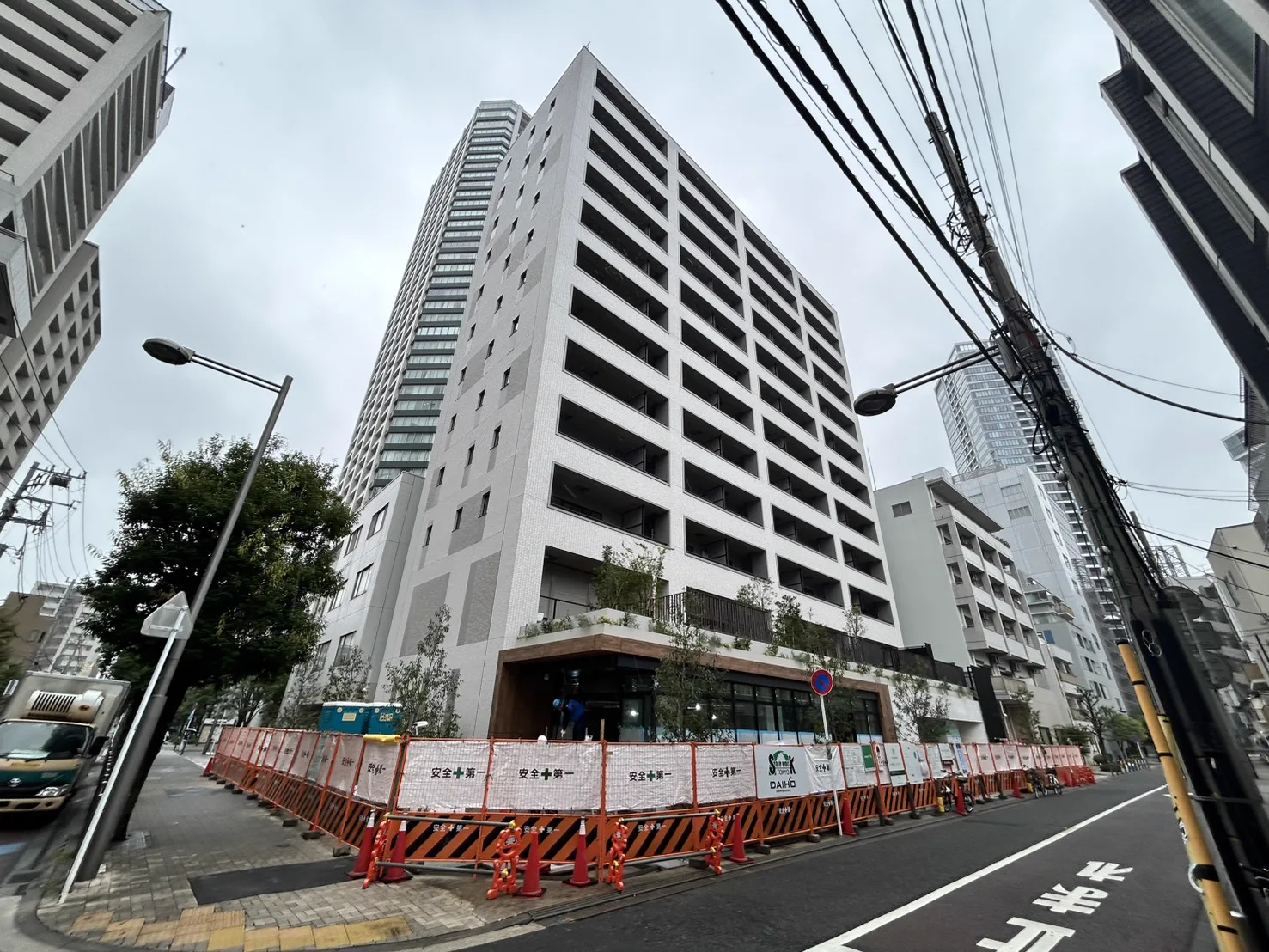 交差点側から撮影したザ・パークハビオ白金高輪の現地外観