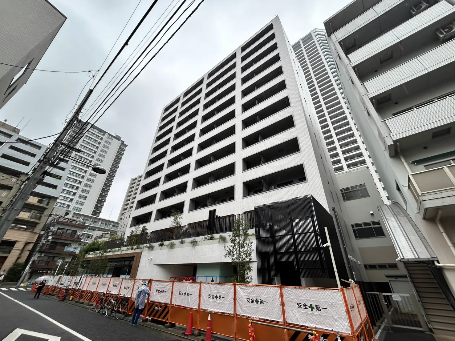 道路側から撮影したザ・パークハビオ白金高輪の現地外観